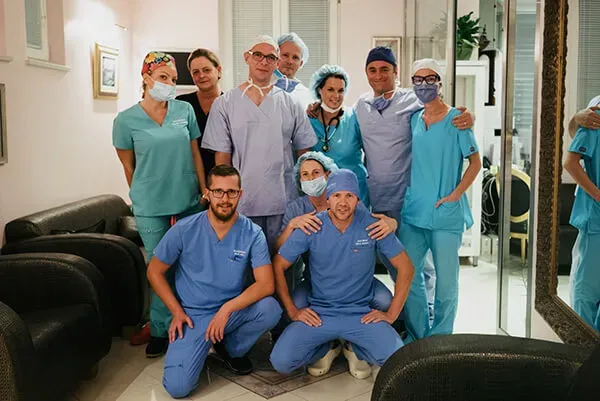 Immagine del team chirurgico sorridente