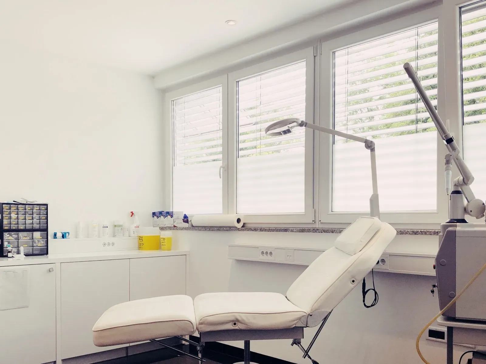Lettino per i trattamenti nella Clinica Fabjan di Nova Gorica