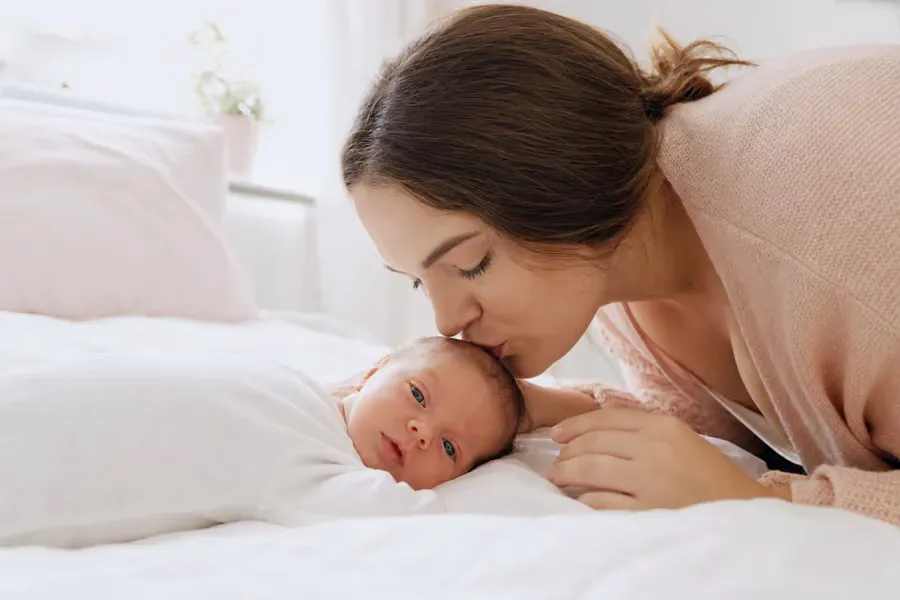 Mamma che bacia il suo neonato