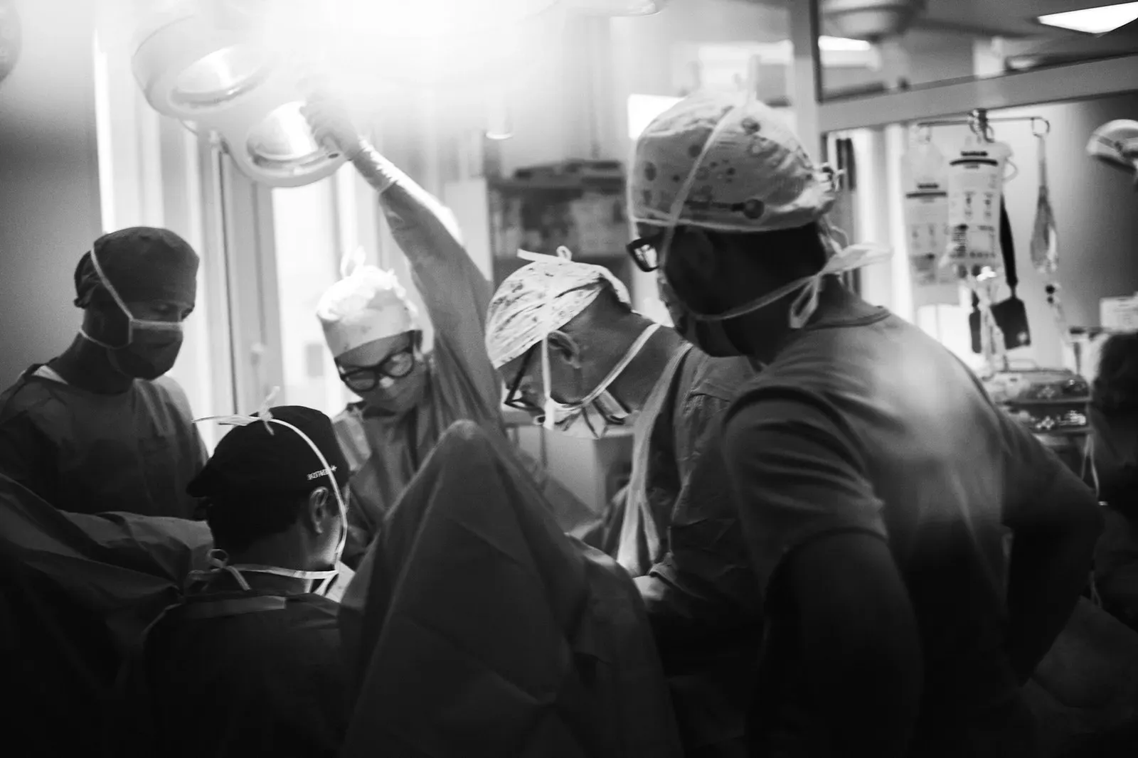 chirurghi al lavoro in sala operatoria per la riassegnazione di genere