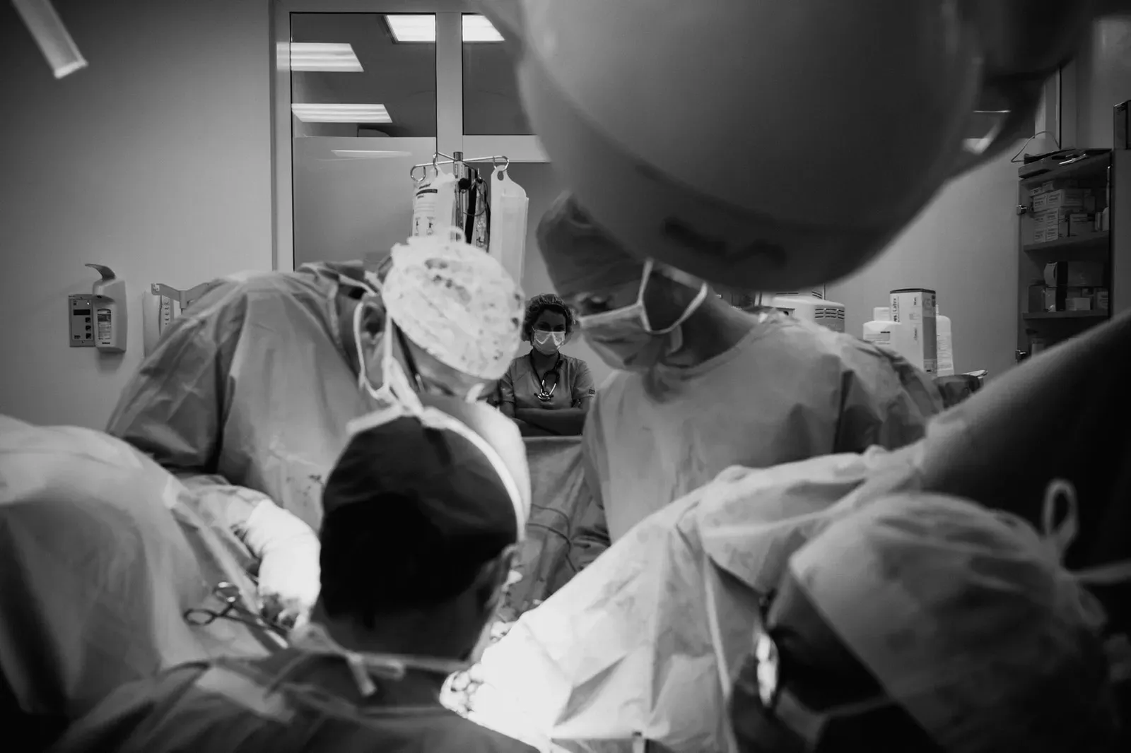 chirurghi al lavoro in sala operatoria per la riassegnazione di genere